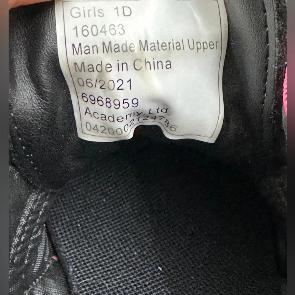 Brava Soccer Girls Black and Pink Athletic‎ Shoes Size 1D